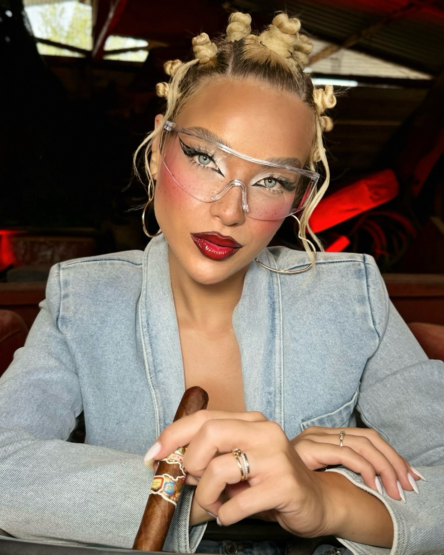 Καλλιτεχνικό μακιγιάζ με έντονο eyeliner, κόκκινα glossy χείλη και braided hair look – Online Μαθήματα Μακιγιάζ & Beauty Courses από την Άννα Μπαλαντίνου