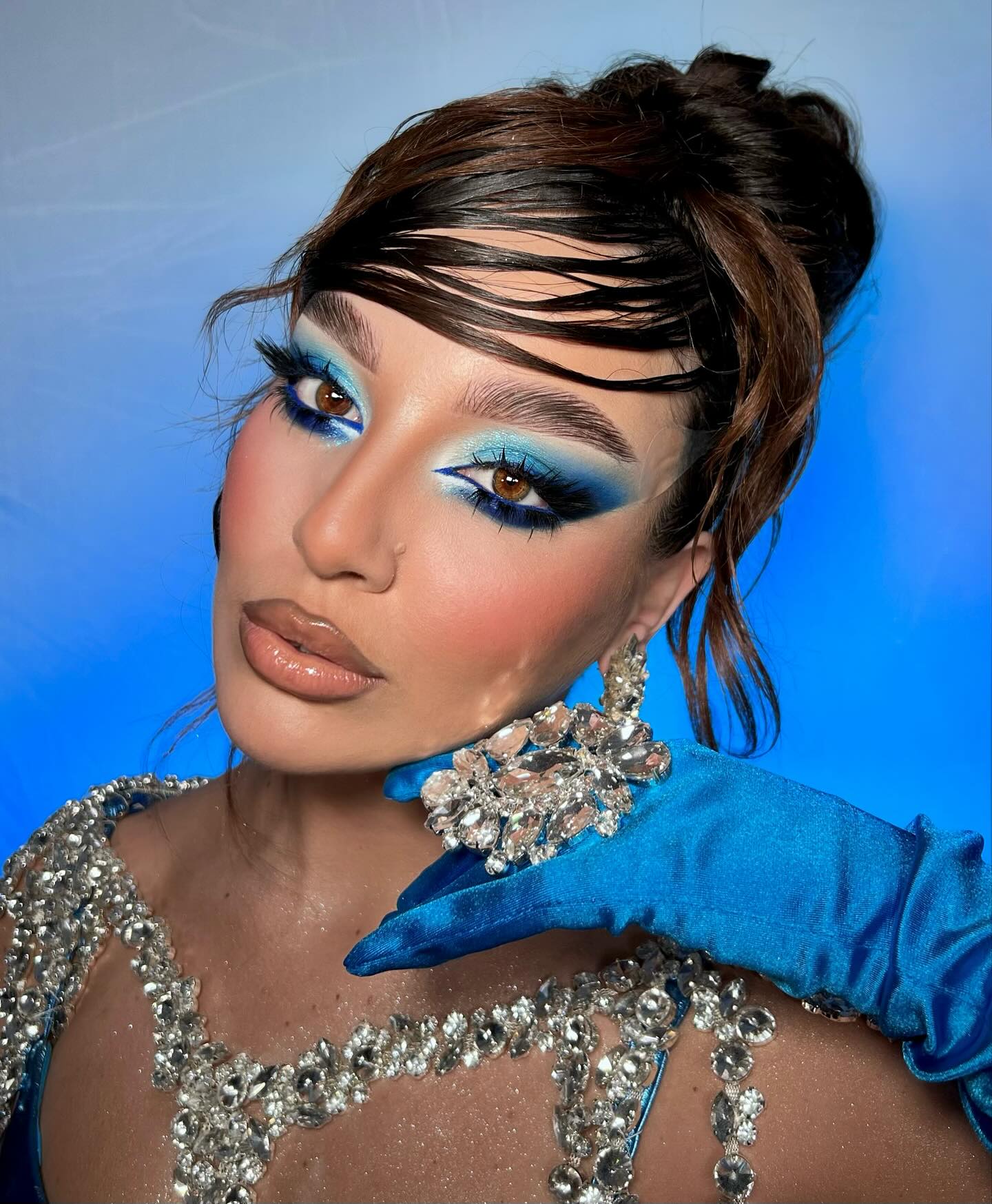 Glam μακιγιάζ με μπλε σκιές ματιών, έντονο eyeliner και nude glossy χείλη – Online Μαθήματα Μακιγιάζ & Beauty Courses από την Άννα Μπαλαντίνου