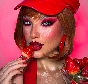 Glam μακιγιάζ με κόκκινες σκιές ματιών και σκούρα κόκκινα χείλη σε creative strawberry look – Online Μαθήματα Μακιγιάζ & Beauty Courses από την Άννα Μπαλαντίνου