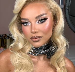 Glam μακιγιάζ με λευκές και ασημί σκιές, cat eye eyeliner και nude glossy χείλη – Online Μαθήματα Μακιγιάζ & Beauty Courses από την Άννα Μπαλαντίνου