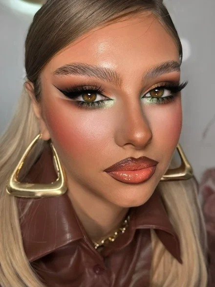 Επαγγελματικό μακιγιάζ με γήινες σκιές και πράσινες λεπτομέρειες – Online Μαθήματα Μακιγιάζ & Beauty Courses από την Άννα Μπαλαντίνου