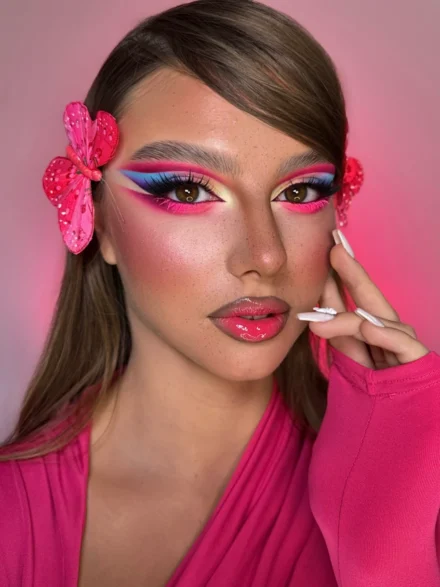 Πολύχρωμο μακιγιάζ με ροζ και μπλε σκιές ματιών, glossy ροζ χείλη και butterfly details – Online Μαθήματα Μακιγιάζ & Beauty Courses από την Άννα Μπαλαντίνου