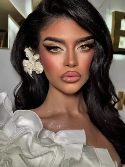 Νυφικό μακιγιάζ με cat eye eyeliner, ροζ ρουζ και nude glossy χείλη – Online Μαθήματα Μακιγιάζ & Beauty Courses από την Άννα Μπαλαντίνου