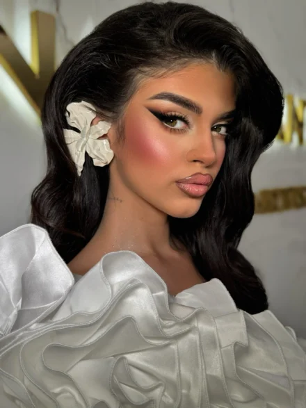 Νυφικό μακιγιάζ με cat eye eyeliner, ροζ ρουζ και nude glossy χείλη – Online Μαθήματα Μακιγιάζ & Beauty Courses από την Άννα Μπαλαντίνου