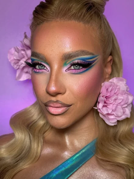 Δημιουργικό μακιγιάζ με γαλάζιες και ροζ σκιές ματιών και nude glossy χείλη – Online Μαθήματα Μακιγιάζ & Beauty Courses από την Άννα Μπαλαντίνου