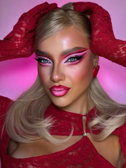 Glam μακιγιάζ με ροζ και κόκκινες σκιές ματιών και glossy φούξια χείλη – Online Μαθήματα Μακιγιάζ & Beauty Courses από την Άννα Μπαλαντίνου
