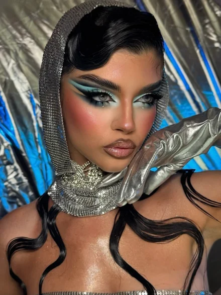 Futuristic μακιγιάζ με μπλε σκιές ματιών και nude glossy χείλη – Online Μαθήματα Μακιγιάζ & Beauty Courses από την Άννα Μπαλαντίνου