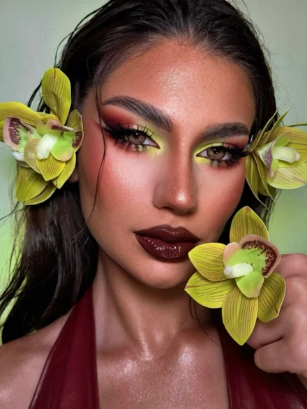 Επαγγελματικό μακιγιάζ με πράσινες και κόκκινες σκιές ματιών και σκούρα glossy χείλη – Online Μαθήματα Μακιγιάζ & Beauty Courses από την Άννα Μπαλαντίνου