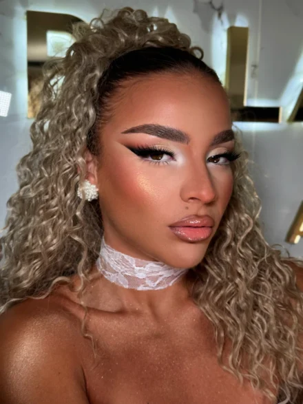 Φυσικό glam μακιγιάζ με cat eye eyeliner και nude glossy χείλη – Online Μαθήματα Μακιγιάζ & Beauty Courses από την Άννα Μπαλαντίνου