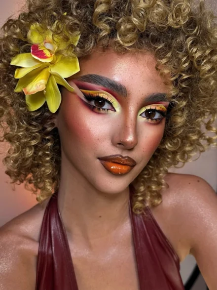 Καλλιτεχνικό μακιγιάζ με πορτοκαλί και κίτρινες σκιές ματιών και μεταλλικά glossy χείλη – Online Μαθήματα Μακιγιάζ & Beauty Courses από την Άννα Μπαλαντίνου