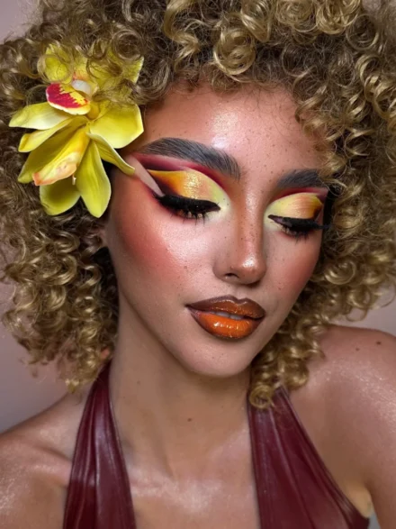 Καλλιτεχνικό μακιγιάζ με πορτοκαλί και κίτρινες σκιές ματιών και μεταλλικά glossy χείλη – Online Μαθήματα Μακιγιάζ & Beauty Courses από την Άννα Μπαλαντίνου