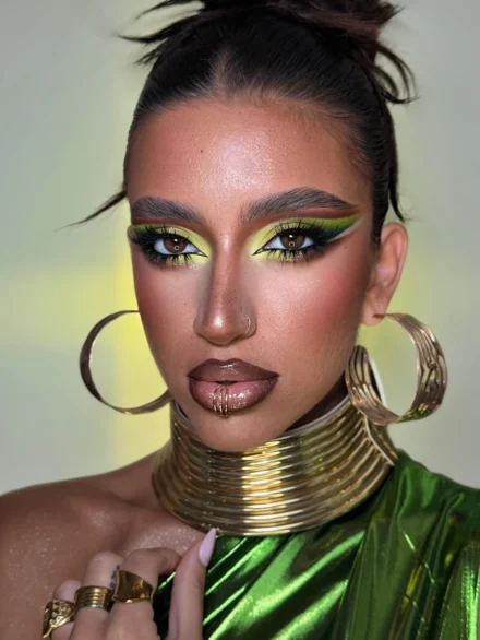 Επαγγελματικό μακιγιάζ με πράσινες και καφέ σκιές και μεταλλικές λεπτομέρειες στα χείλη – Online Μαθήματα Μακιγιάζ & Beauty Courses από την Άννα Μπαλαντίνου