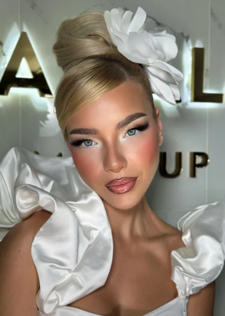 Νυφικό μακιγιάζ με φωτεινές σκιές ματιών, ροζ ρουζ και nude glossy χείλη – Online Μαθήματα Μακιγιάζ & Beauty Courses από την Άννα Μπαλαντίνου