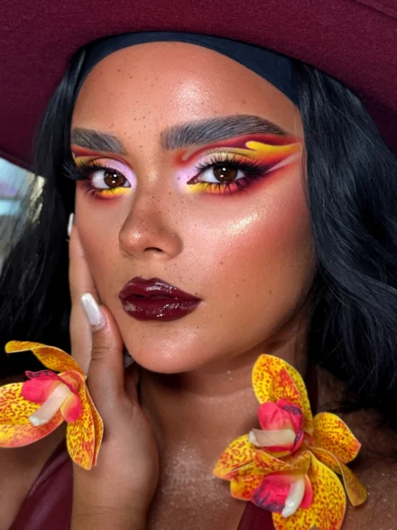 Δημιουργικό μακιγιάζ με κόκκινες, πορτοκαλί και χρυσές σκιές και σκούρα glossy χείλη – Online Μαθήματα Μακιγιάζ & Beauty Courses από την Άννα Μπαλαντίνου