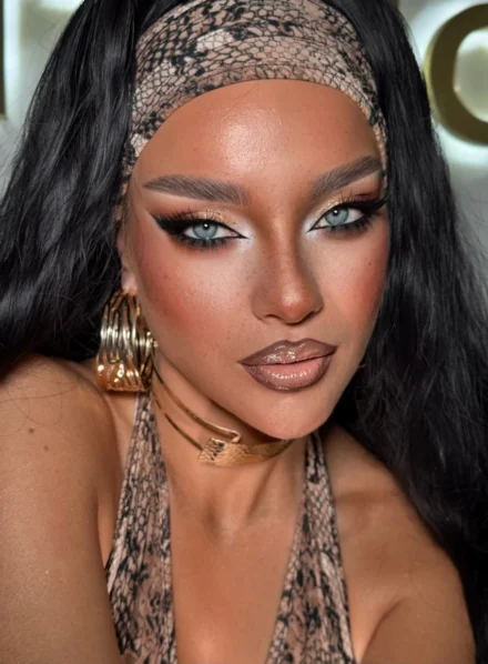 Bronze glam μακιγιάζ με γήινες σκιές, cat eye eyeliner και nude glossy χείλη – Online Μαθήματα Μακιγιάζ & Beauty Courses από την Άννα Μπαλαντίνου