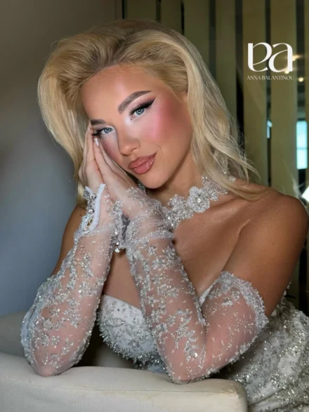 Νυφικό glam μακιγιάζ με cat eye eyeliner, ροζ ρουζ και nude glossy χείλη – Online Μαθήματα Μακιγιάζ & Beauty Courses από την Άννα Μπαλαντίνου