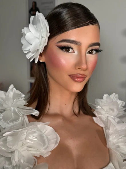 Νυφικό μακιγιάζ με cat eye eyeliner, ροζ ρουζ και glossy nude χείλη – Online Μαθήματα Μακιγιάζ & Beauty Courses από την Άννα Μπαλαντίνου