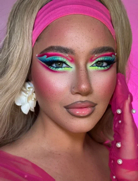 Καλλιτεχνικό μακιγιάζ με μπλε, πράσινες και ροζ neon σκιές ματιών και nude glossy χείλη – Online Μαθήματα Μακιγιάζ & Beauty Courses από την Άννα Μπαλαντίνου
