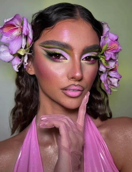 Ρομαντικό μακιγιάζ με πράσινες και ροζ σκιές ματιών, nude ροζ χείλη και floral λεπτομέρειες – Online Μαθήματα Μακιγιάζ & Beauty Courses από την Άννα Μπαλαντίνου