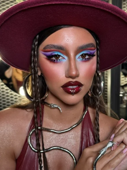 Καλλιτεχνικό μακιγιάζ με μωβ και γαλάζιες σκιές και σκούρα glossy χείλη με μεταλλικές λεπτομέρειες – Online Μαθήματα Μακιγιάζ & Beauty Courses από την Άννα Μπαλαντίνου