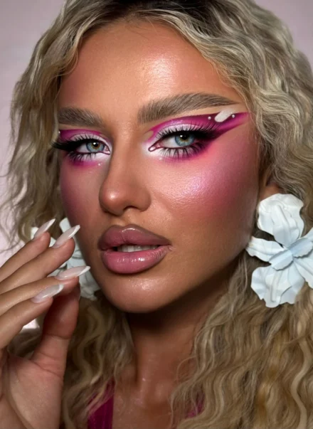 Δημιουργικό μακιγιάζ με ροζ και λευκές σκιές ματιών και nude glossy χείλη – Online Μαθήματα Μακιγιάζ & Beauty Courses από την Άννα Μπαλαντίνου