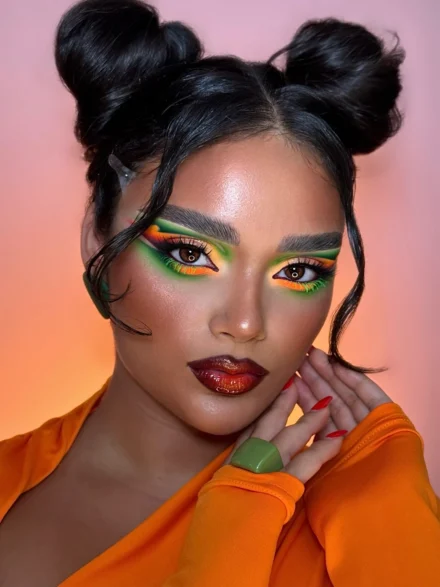 Δημιουργικό μακιγιάζ με πράσινες και πορτοκαλί σκιές και σκούρα glossy χείλη – Online Μαθήματα Μακιγιάζ & Beauty Courses από την Άννα Μπαλαντίνου