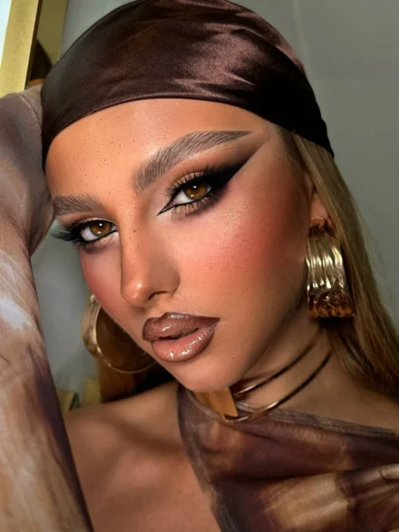 Επαγγελματικό μακιγιάζ με έντονο cat eye eyeliner και γήινες nude αποχρώσεις – Online Μαθήματα Μακιγιάζ & Beauty Courses από την Άννα Μπαλαντίνου