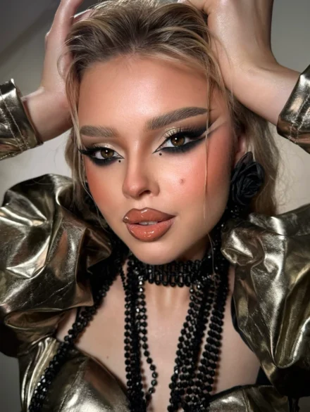 Έντονο editorial μακιγιάζ με γραμμικό eyeliner και nude glossy χείλη – Online Μαθήματα Μακιγιάζ & Beauty Courses από την Άννα Μπαλαντίνου